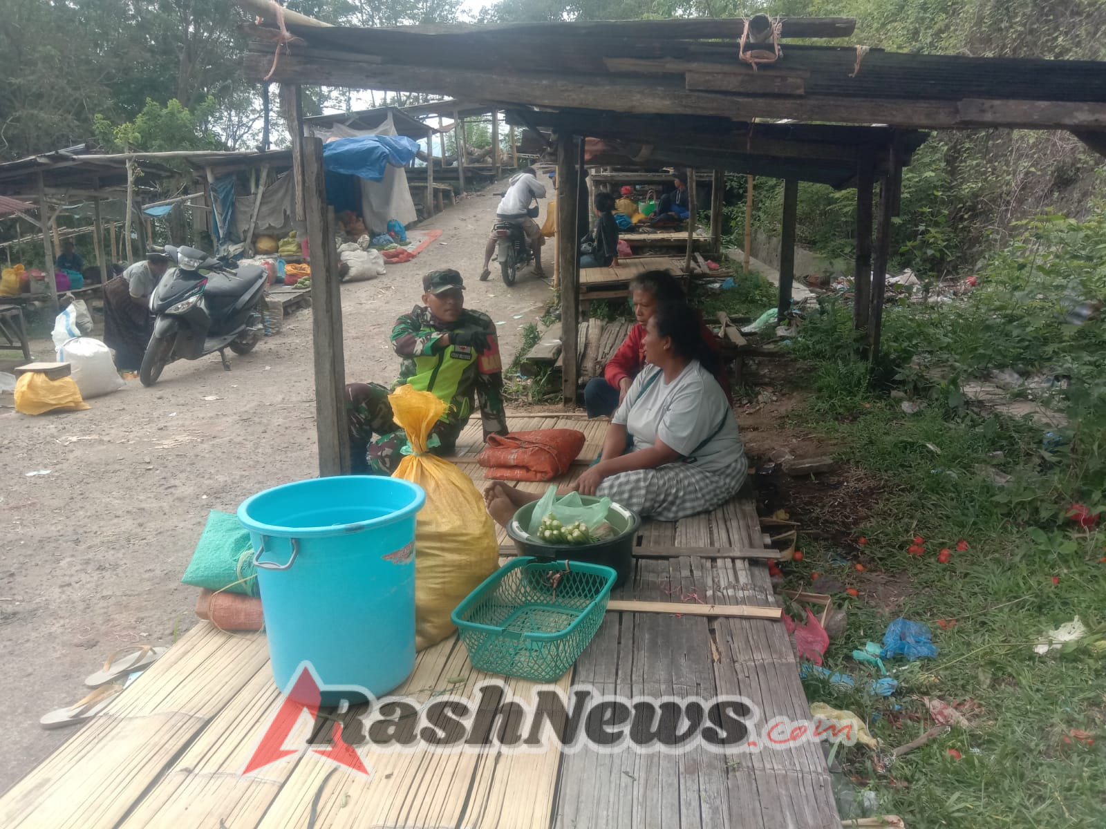 Babinsa Wolowaru Aktif Pantau Situasi Wilayah dan Sosialisasikan Kebersihan Lingkungan