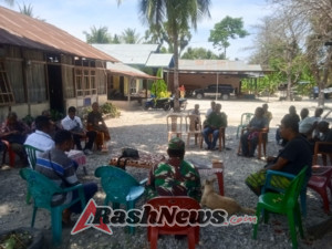 Babinsa Koramil 02/Abanteng Laksanakan Komsos untuk Jaga Keamanan Lingkungan di Desa Kolbano