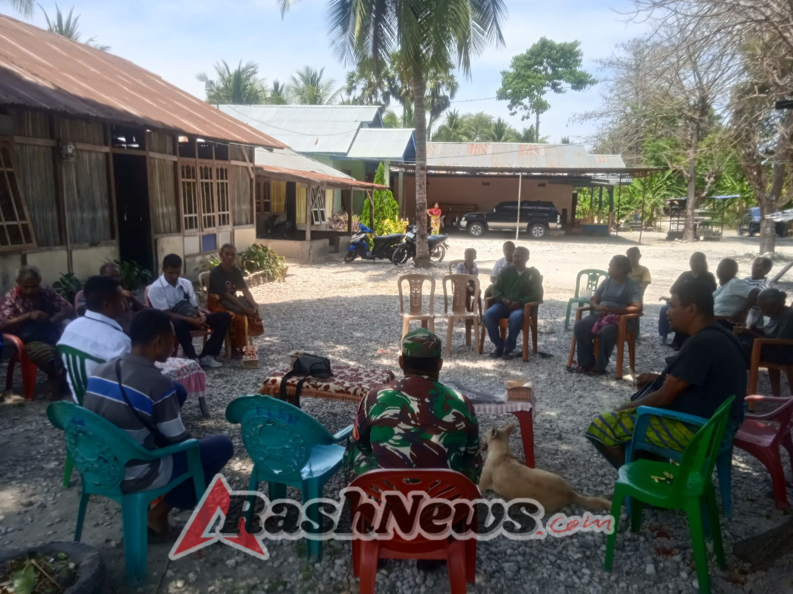 Babinsa Koramil 02/Abanteng Laksanakan Komsos untuk Jaga Keamanan Lingkungan di Desa Kolbano