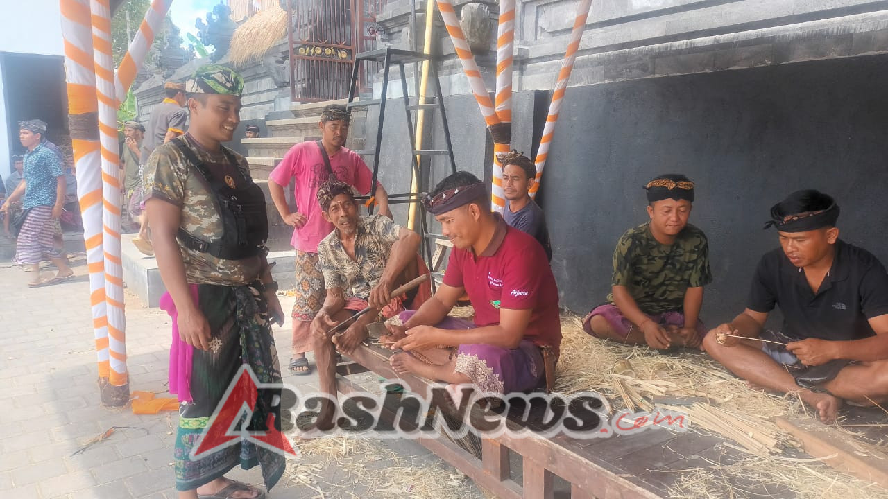Tingkatkan Kemanunggalan TNI dengan Rakyat, Babinsa Desa Langgahan Ikut Ngayah di Pura Puseh