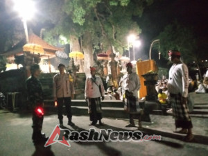 Babinsa Bersama Aparat Adat Wujudkan Kegiatan Keagamaan Aman dan Lancar di Desa Saba