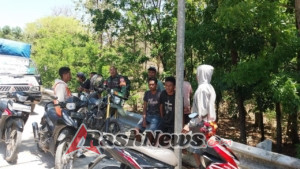 Babinsa Koramil 1618-02/Miobar Bangun Komunikasi Hangat dengan Pemuda Desa Aplal