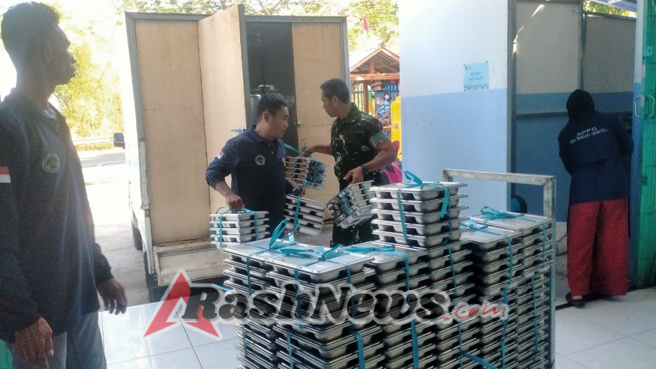 Babinsa Mangge Asi Dampingi Penyaluran Logistik BGN untuk Tingkatkan Gizi Masyarakat