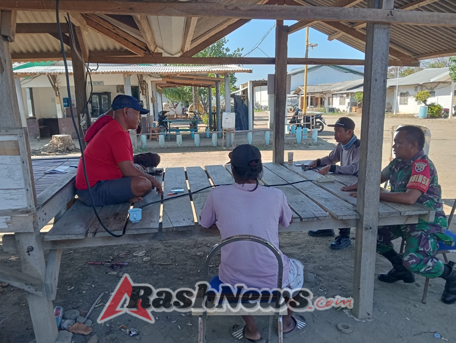 Dekat dengan Warga, Babinsa Koptu Arifin Laksanakan Monitoring di Desa Binaan