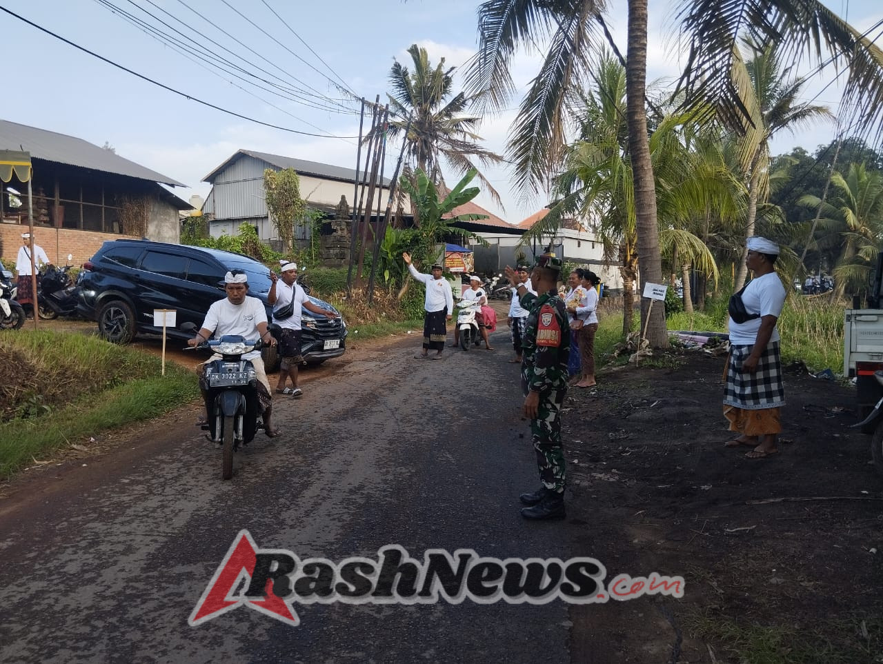 Babinsa Blahbatuh Turut Amankan Tradisi Adat Malegia 123 Sawe