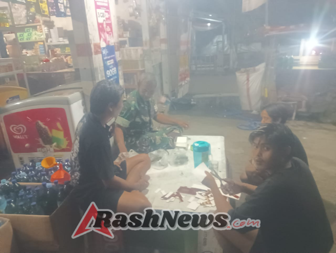 Tingkatkan Kewaspadaan, Babinsa Sekongkang Himbau Warga Jaga Keamanan Lingkungan