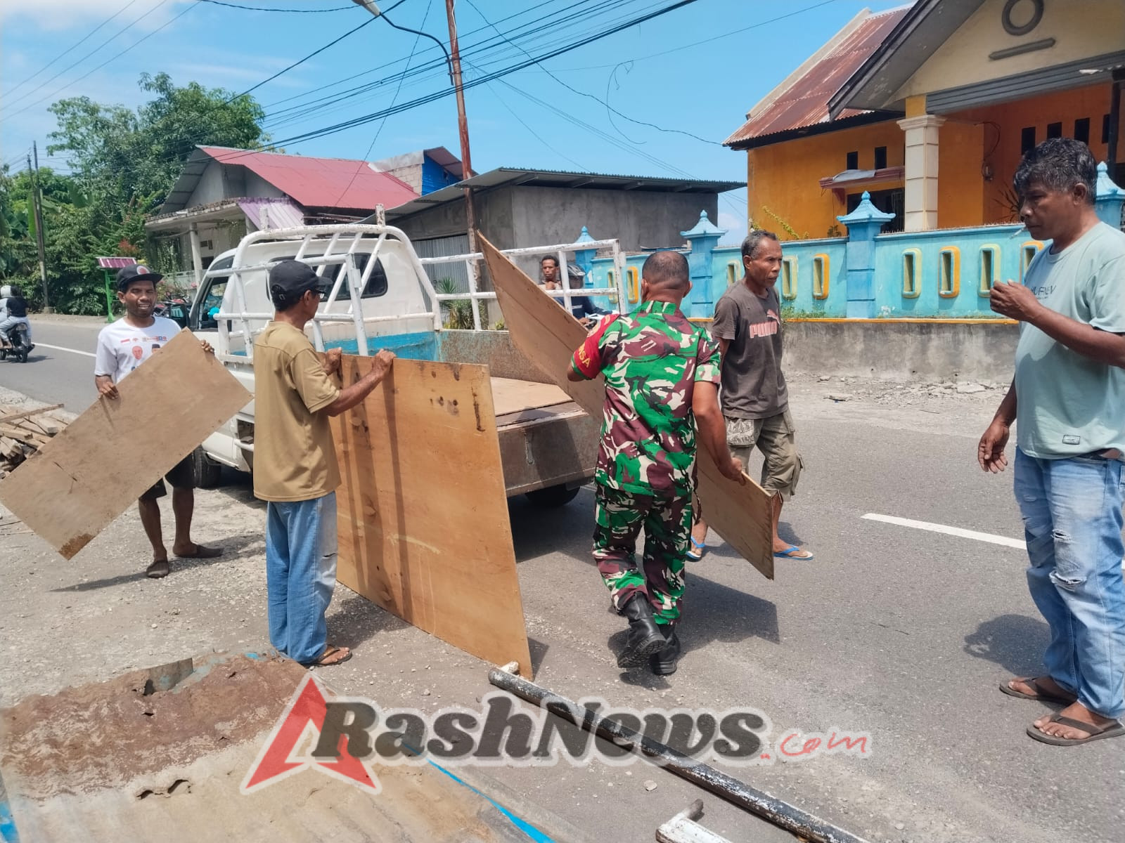Babinsa Kodim 1602/Ende Hadir di Tengah Warga untuk Ringankan Beban Pekerjaan