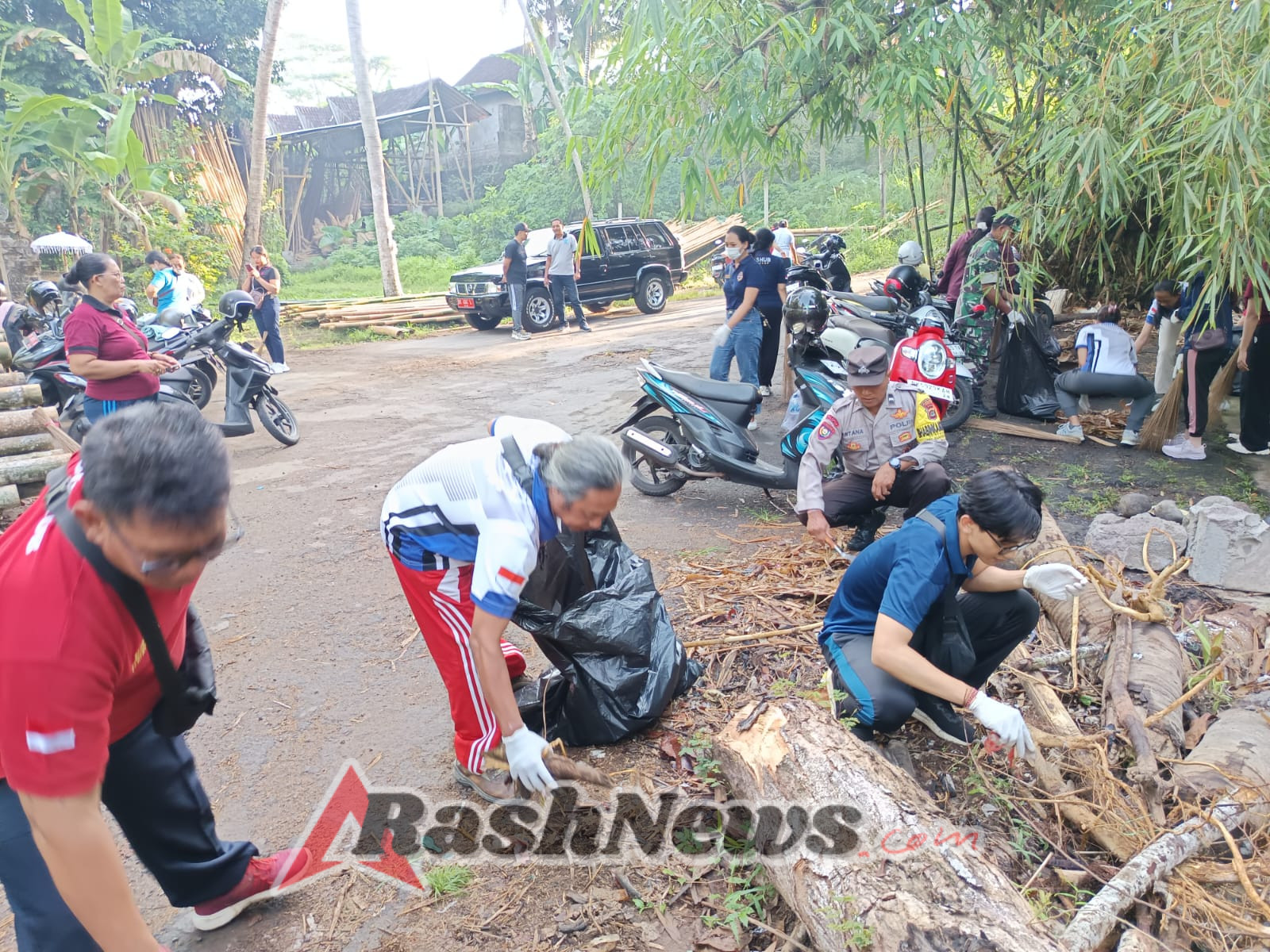 Babinsa, Bhabinkamtibmas, dan Masyarakat Wujudkan Kepedulian Lingkungan di Dam Gunung Sari