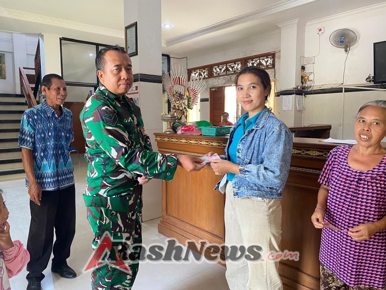 Hadir Kawal Pencairan BLT DD, Babinsa Paksebali Pastikan prosesi Berjalan Aman dan tepat sasaran