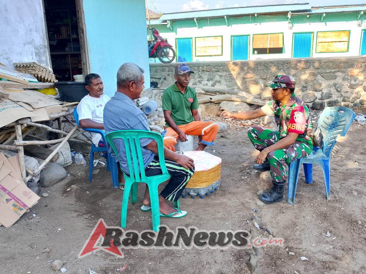 Babinsa Koramil 1624-05/Solor Laksanakan Komunikasi Sosial Dengan Warga Desa Lohayong