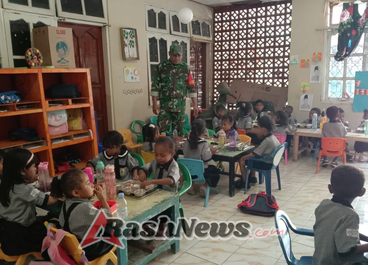 Babinsa Nusa Kenari Pantau Program Makan Bergizi Gratis di Empat Sekolah Kalabahi