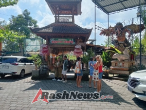 Babinsa Beng Turun Langsung Pantau Ramainya Wisatawan di Kanto Lampo Waterfall