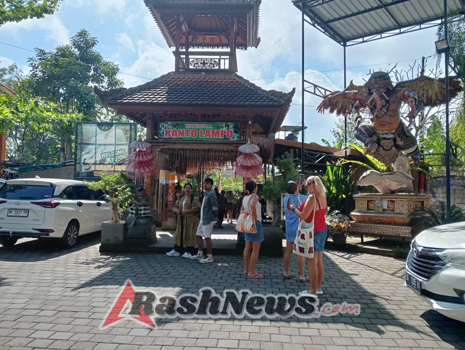 Babinsa Beng Turun Langsung Pantau Ramainya Wisatawan di Kanto Lampo Waterfall