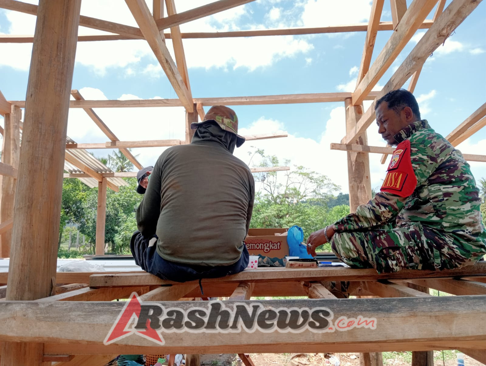 Wujud Nyata Kepedulian TNI, Babinsa Desa Beru Rutin Patroli dan Sapa Warga