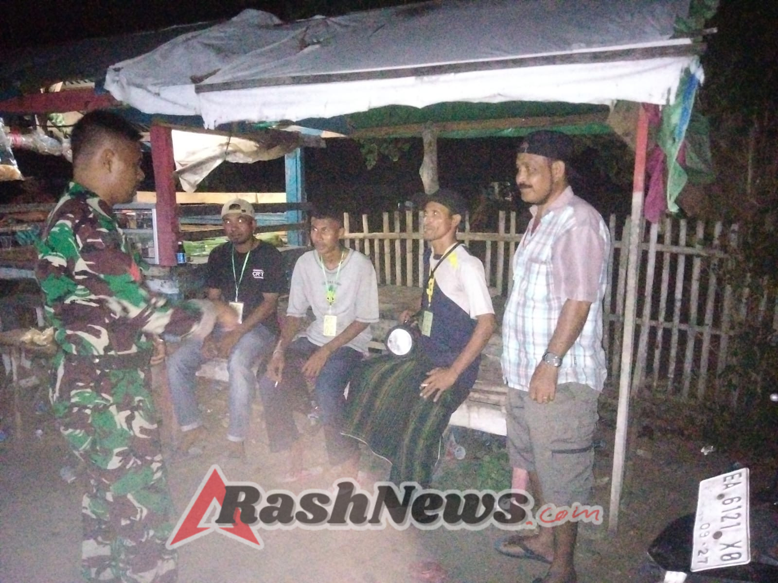 Ronda Malam di Desa Rasabou, Babinsa dan Warga Kompak Jaga Keamanan dan Tertib Lingkungan