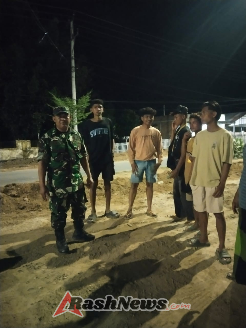 Koramil 1628-04/Poto Tano Perkuat Sinergi dengan Warga Lewat Patroli Malam Aman dan Tertib