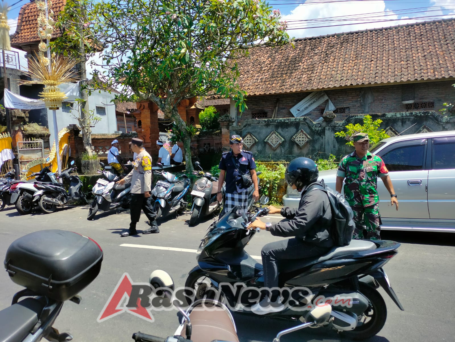 TNI Hadir di Tengah Masyarakat, Babinsa Bakbakan Ciptakan Situasi Kondusif Saat Melaspas