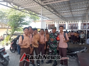 Babinsa Sertu Damianus Kerhi Himbau Pelajar SMKN 1 Ende Hindari Perilaku Negatif