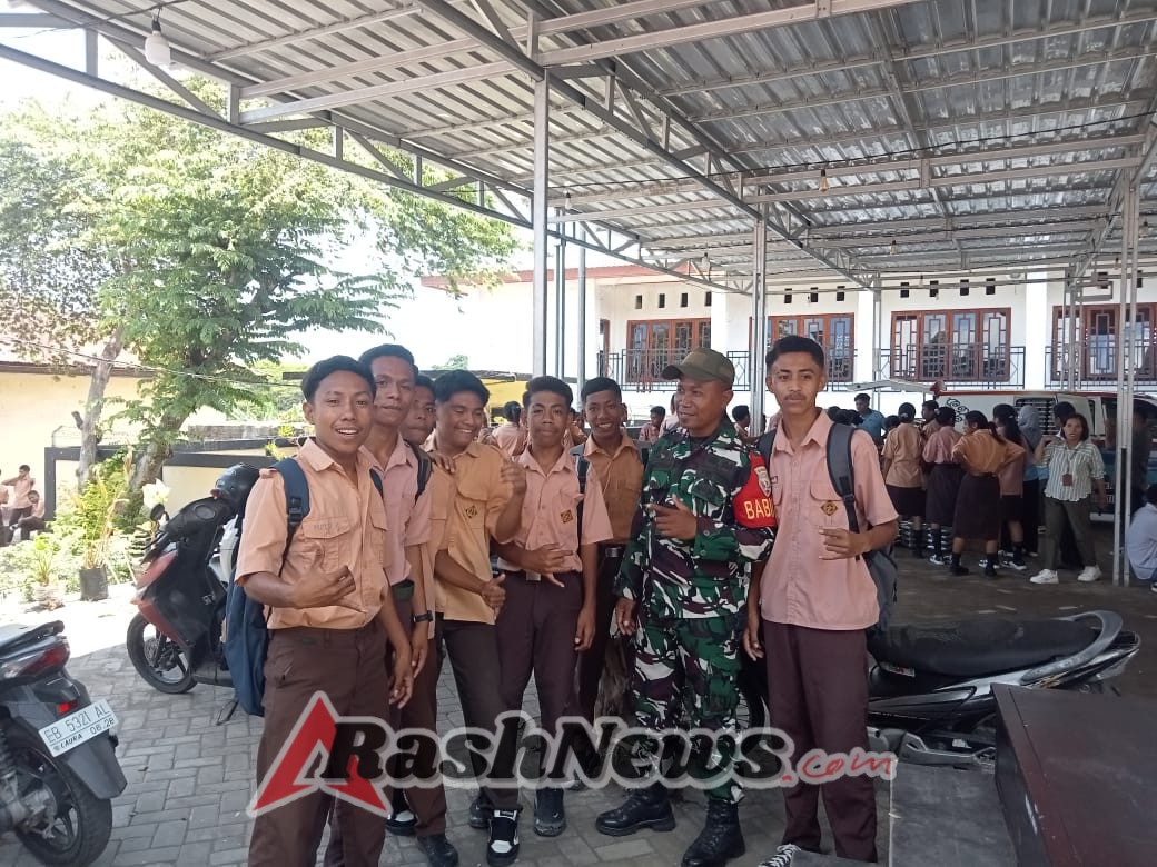 Babinsa Sertu Damianus Kerhi Himbau Pelajar SMKN 1 Ende Hindari Perilaku Negatif