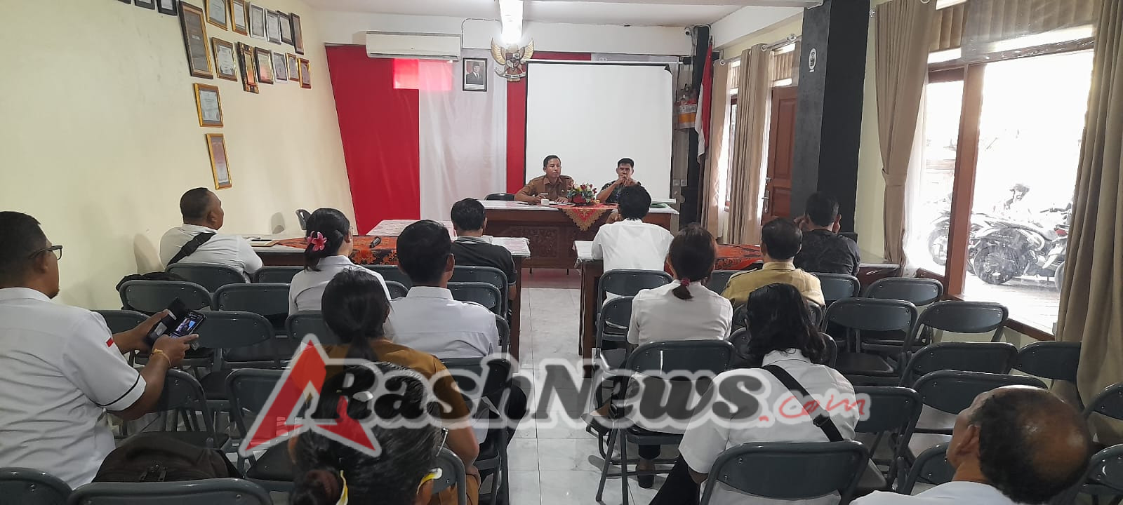 Percepat pembangunan Koperasi Merah Putih, Danramil 1623-02/Abang hadiri kegiatan rakor terkait penyediaan lahan.