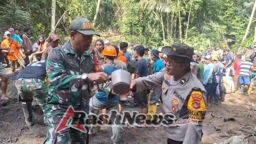 Tuak Manis Satukan Warga, Babinsa dan Polisi Turun ke Lapangan