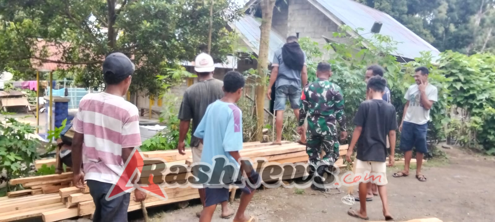 Babinsa Kodim 1602/Ende Terjun Langsung Dukung Pembangunan Rumah Warga Desa Nguwa