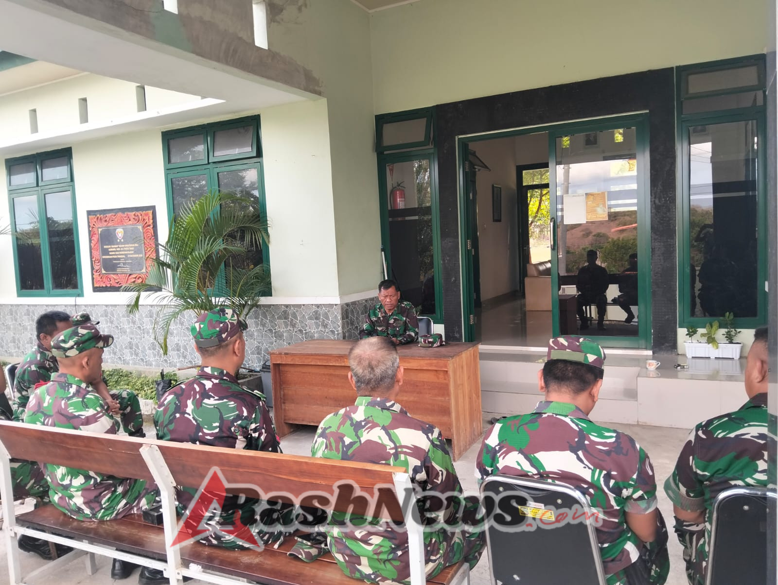 Kegiatan Jam Komandan Koramil poto Tano Berjalan Lancar, Perkuat Semangat Pengabdian Prajurit