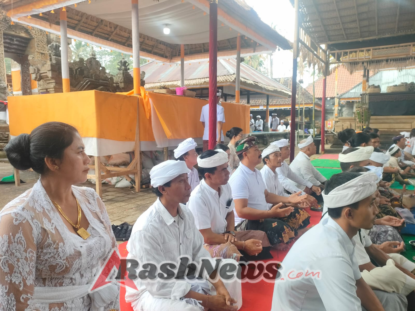 Babinsa Desa Tiga Tunjukkan Kepedulian terhadap Tradisi Leluhur Lewat Kehadiran pada Upacara Tawur Agung dan Ngusaba Desa