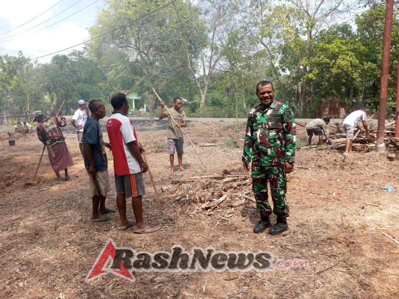 Anggota Satgaster Pos Halibete II Bersama Warga Gotong Royong Bersihkan Lingkungan