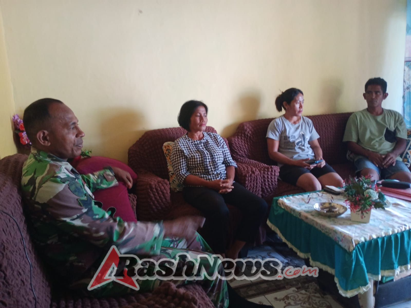 Babinsa Rote Ndao Lakukan Pendekatan Humanis ke Warga Terkait Pembebasan Lahan Proyek K-SIGN