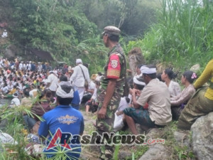 Gotong Royong Jaga Keamanan, Babinsa Lemukih Bersama Linmas dan Bakamda Amankan Rangkaian Upacara Adat