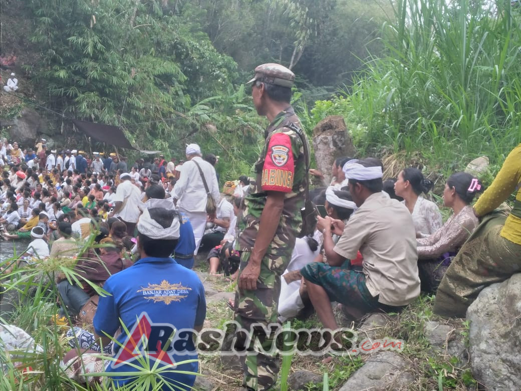 Gotong Royong Jaga Keamanan, Babinsa Lemukih Bersama Linmas dan Bakamda Amankan Rangkaian Upacara Adat