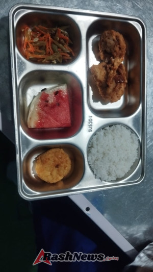 Babinsa Rote Timur Dampingi Pemberian Makan Bergizi untuk 1.709 Siswa di Papela