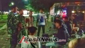 Anggota Koramil dan Masyarakat Gelar Patroli Siskamling di Kelurahan Rabadompu Barat