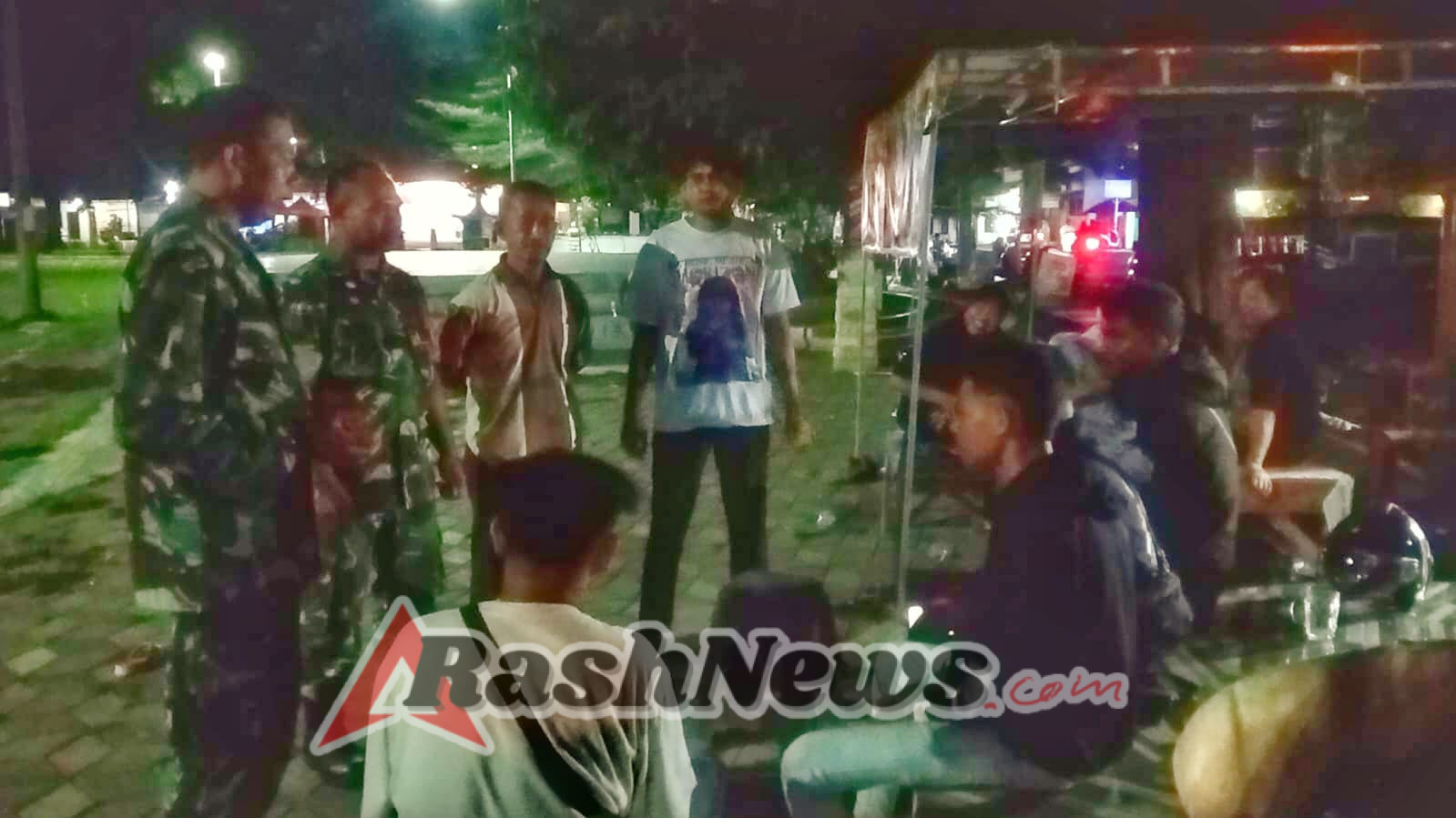 Anggota Koramil dan Masyarakat Gelar Patroli Siskamling di Kelurahan Rabadompu Barat