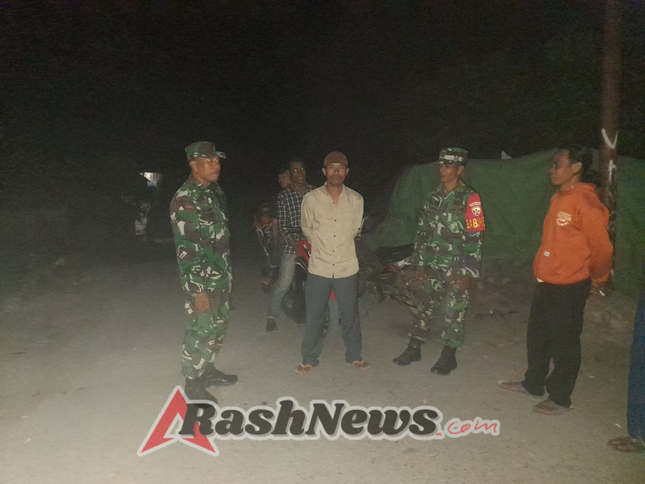 Babinsa Sertu Salman Pimpin Patroli Siskamling di Desa Kala