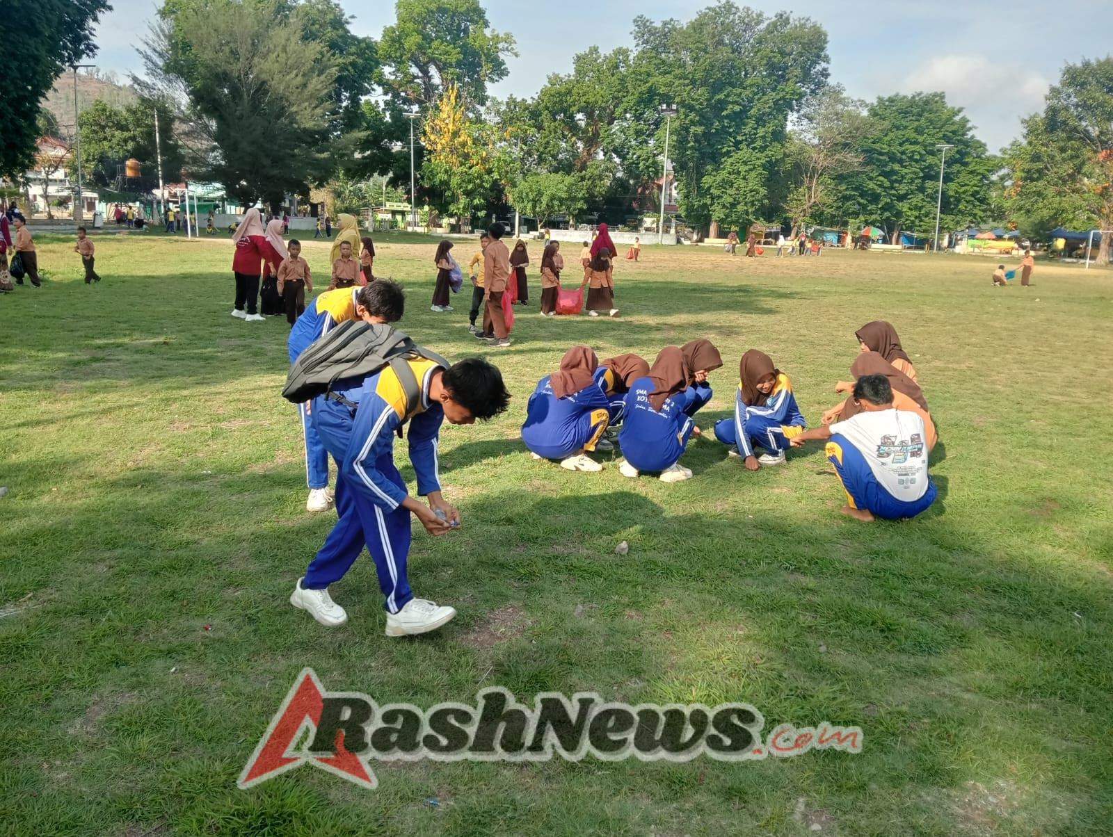 Warga dan Karang Taruna Rabadompu Barat Semarakkan Gotong Royong di Sekitar Lapangan Pahlawan