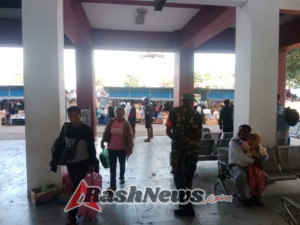 Babinsa Koramil 1602-01/Ende Kawal Arus Penumpang dan Bongkar Muatan KM Lawit