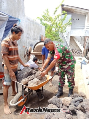 Wujudkan Lingkungan Aman dan Bersih, Babinsa Koramil 1602-03/Detusoko Dampingi Warga Desa Fataatu Timur