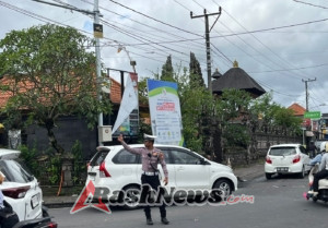 Wujudkan Kamseltibcar Lantas, Personel Polsek Abiansemal Atur Arus Kendaraan Di Titik Padat