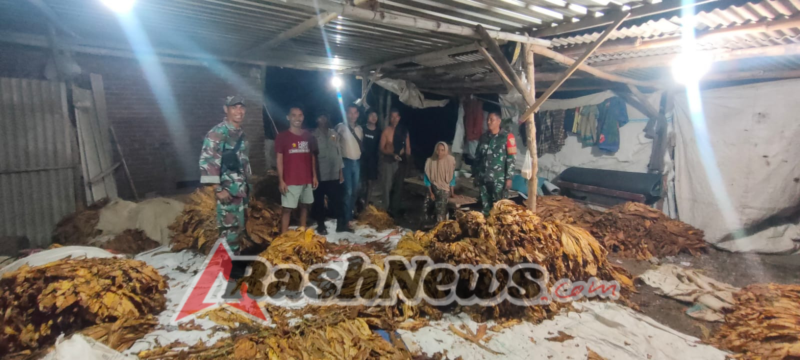 Babinsa Koramil 08/Pratim Patroli Malam Sasar Kampung Tembakau Di Semoyang