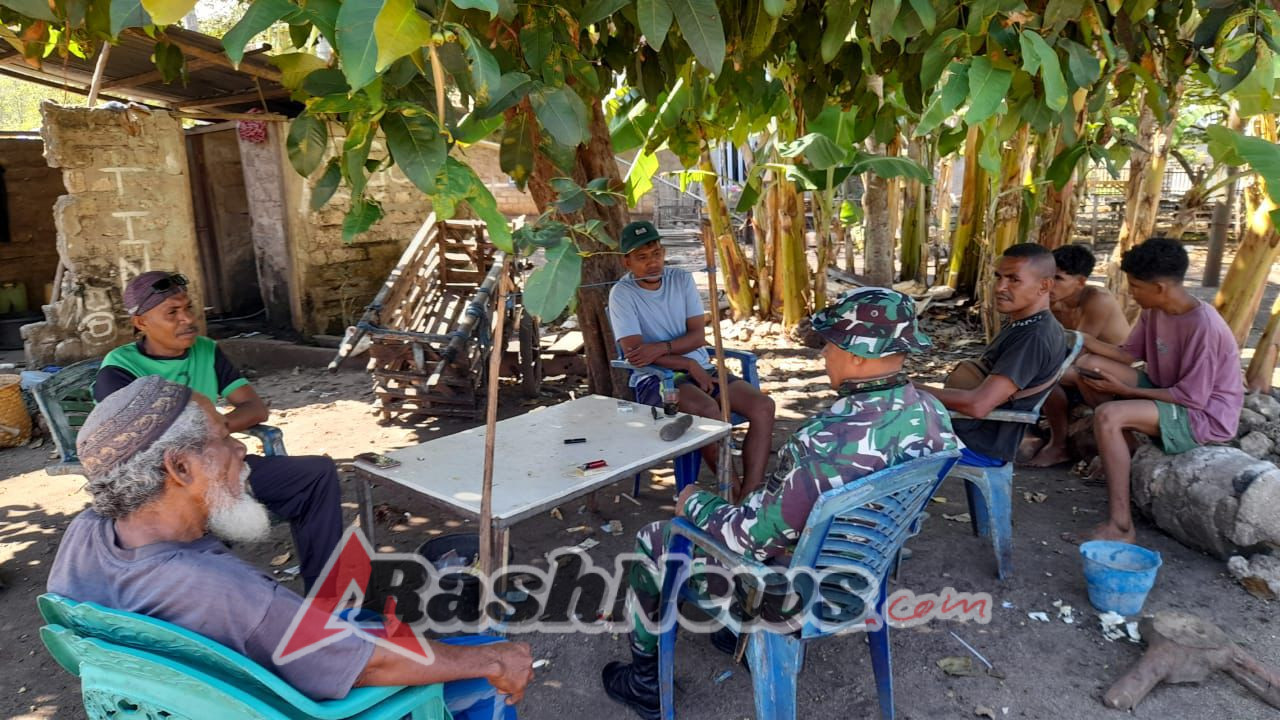 Babinsa Wailawar Jalin Silaturahmi Perkuat Sinergi dengan Warga