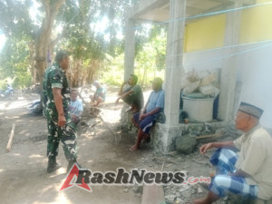 Babinsa Koramil Ende Aktif Awasi Keamanan dan Ajak Masyarakat Jaga Kesehatan