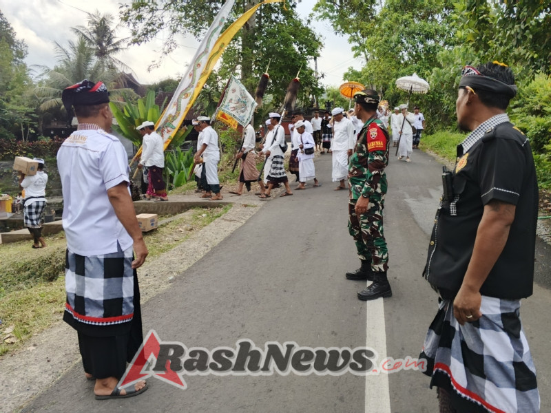 Wujud Nyata Konsistensi Babinsa, Serda Dewa Wasista Dampingi Desa Adat Selisihan Mekiis Ke Pasucian Toyo Bulan