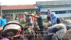 Lantai Atap Masjid Baburahim Diperbaiki, Babinsa Tekankan Solidaritas dan Ibadah