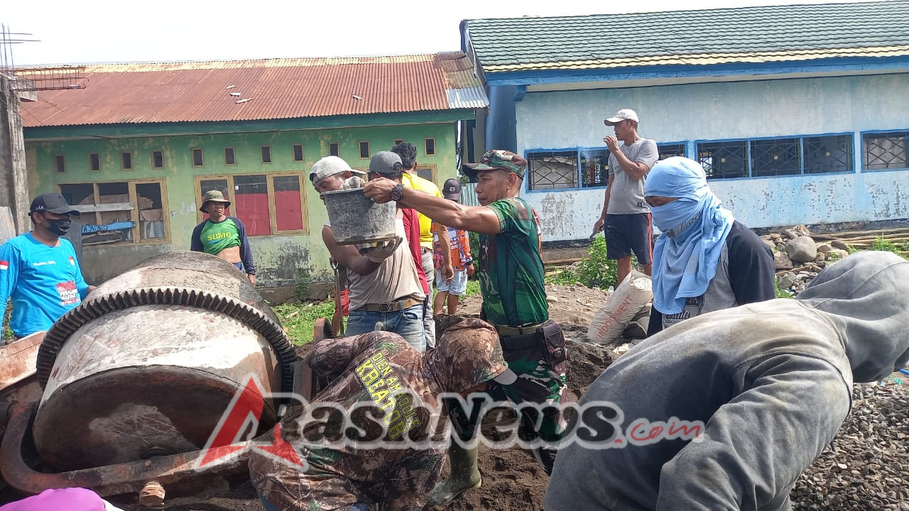 Lantai Atap Masjid Baburahim Diperbaiki, Babinsa Tekankan Solidaritas dan Ibadah