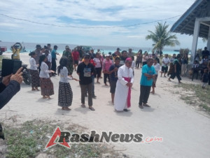 Uskup Agung Kupang Lakukan Kunjungan Pastoral di Kapela St. Petrus Ndao, Rote Ndao