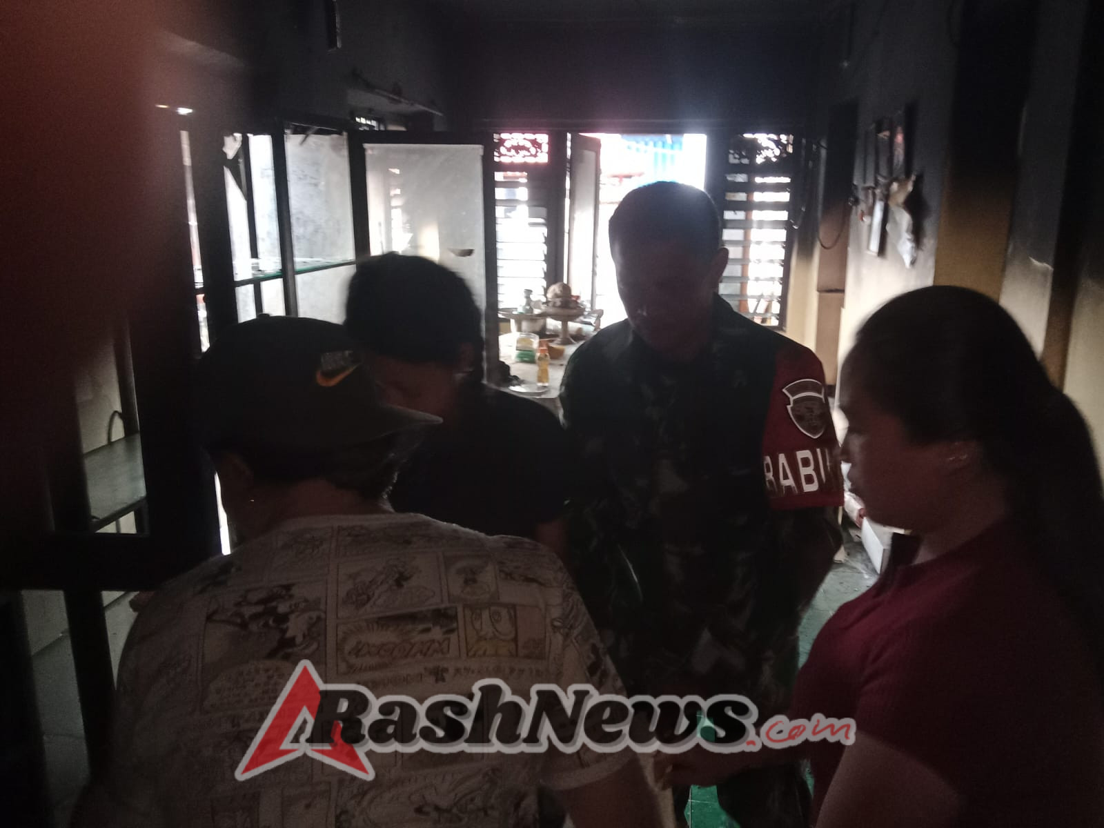 Kemanunggalan TNI-Rakyat, Babinsa Sukasada Turun Langsung Bantu Korban Musibah Kebakaran