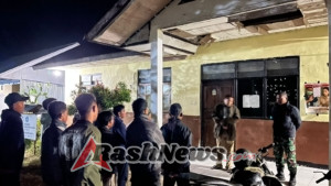 Babinsa Koramil 01/Loli Jaga Kamtibmas Lewat Siskamling Bersama Warga Weekarou