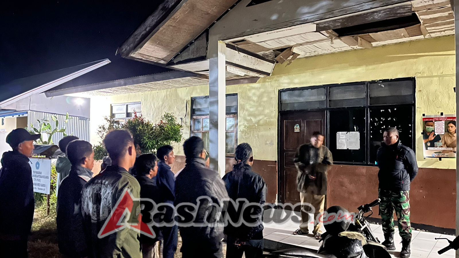 Babinsa Koramil 01/Loli Jaga Kamtibmas Lewat Siskamling Bersama Warga Weekarou